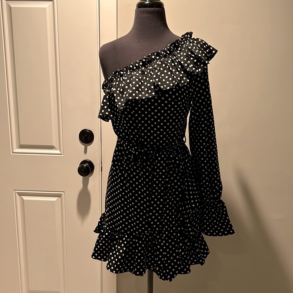 NastyGal BRANDNEW one-shoulder BW dress.  US 4/UK8